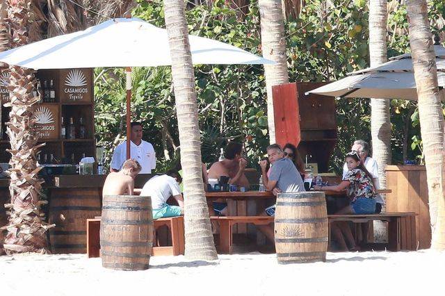 Amal i George Clooney z rodzinką Cindy Crawford na urlopie