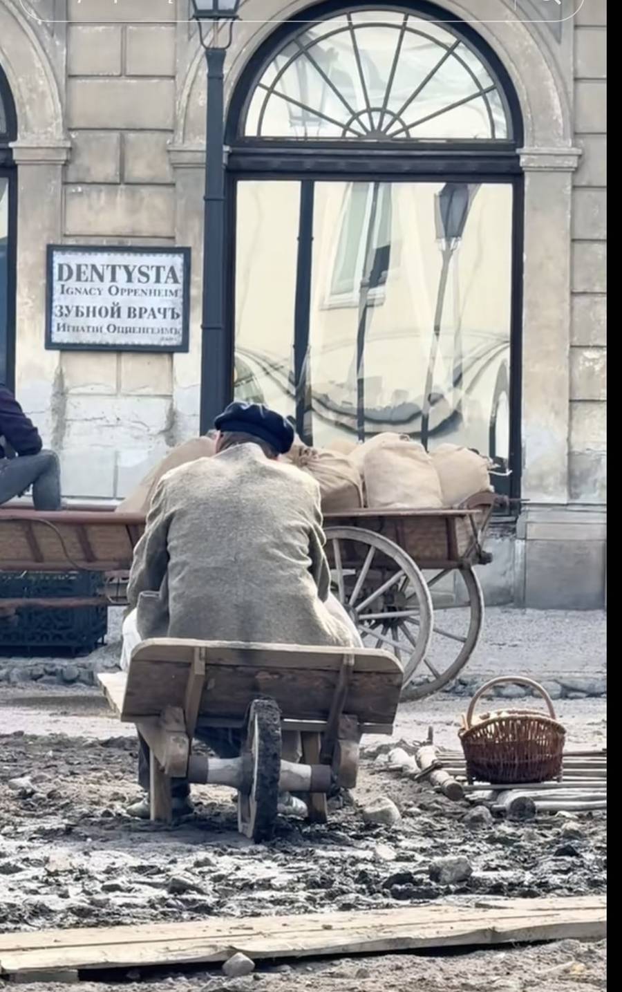 Plan “Lalki” Netflixa pobija serca przechodniów Warszawy! Piękne kostiumy, powozy i odmienione ulice (FOTO)