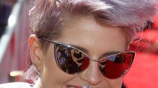 Kelly Osbourne w nowej fryzurze na salonach (FOTO)