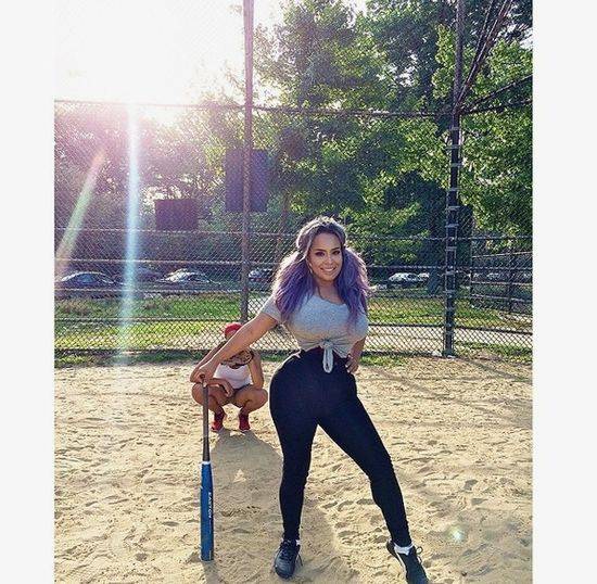 Kelly Lee Dekay właścicelka najwęższej talii w show biznesie