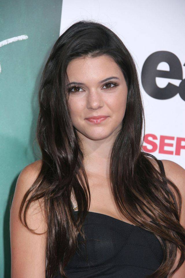 Trądzik i napompowane usta Kendall Jenner – zoom na twarz modelki