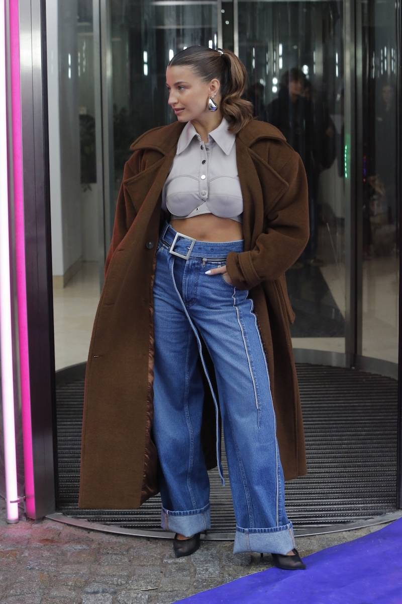 Gwiazdy w deszczu pod studiem “DDTVN”! Julia Wieniawa z odkrytym brzuchem, Małgorzata Foremniak, Mateusz Glen z mopem (FOTO)