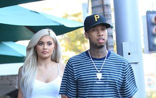 To dlatego zasłaniała twarz! Kylie Jenner wygląda jak JOKER!