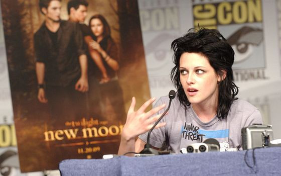 Nieletnia Kristen Stewart pije piwo (VIDEO)