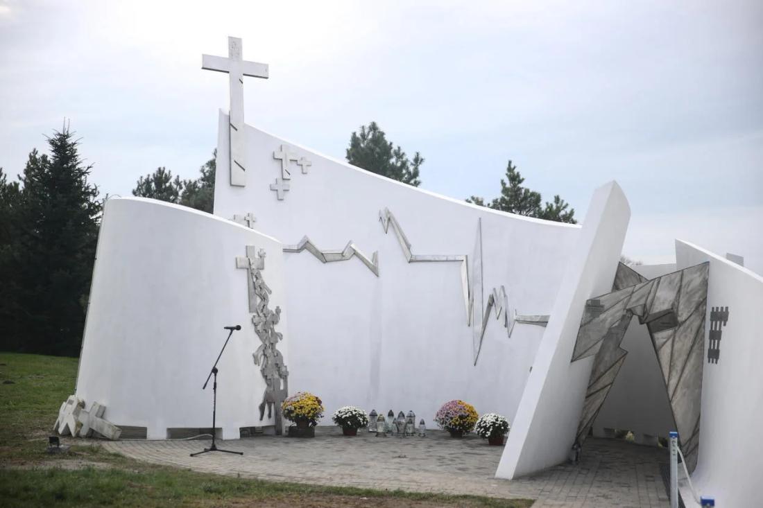 Pomnik ofiar wypadków samochodowych w Zabawie koło Tarnowa