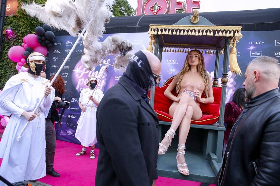 Niemal naga Derpieński wjechała na galę lektyką! Takiego show dawno nikt nie zrobił! (FOTO)