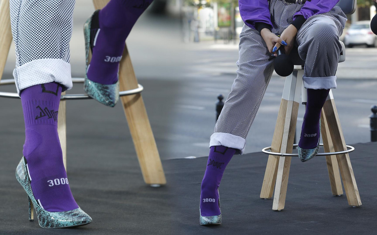 Polska gwiazda lansuje nowy trend – sportowe skarpety do szpilek (ZDJĘCIA)