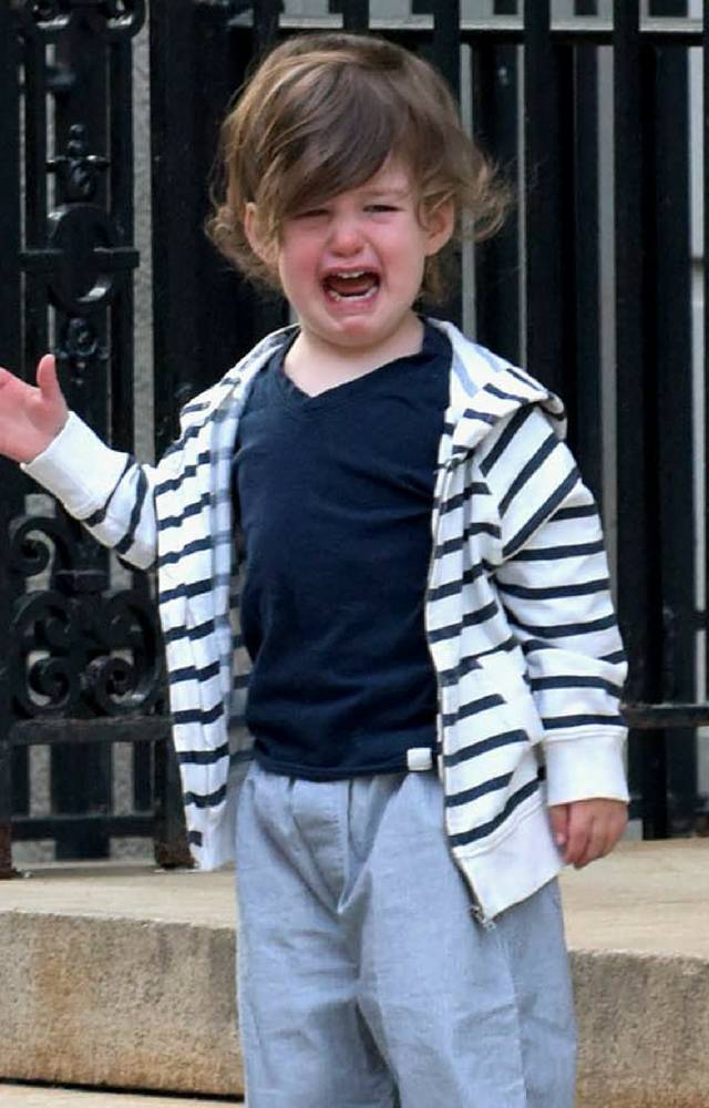 Wrzask, płacz, krzyk syna Anne Hathaway i PAPARAZZI. Co zrobiła aktorka?