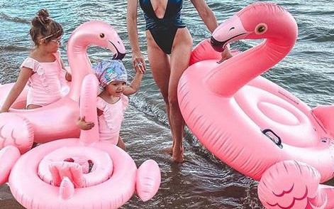 Noszenie kusego stroju kąpielowego przy dzieciach – niesmaczne?