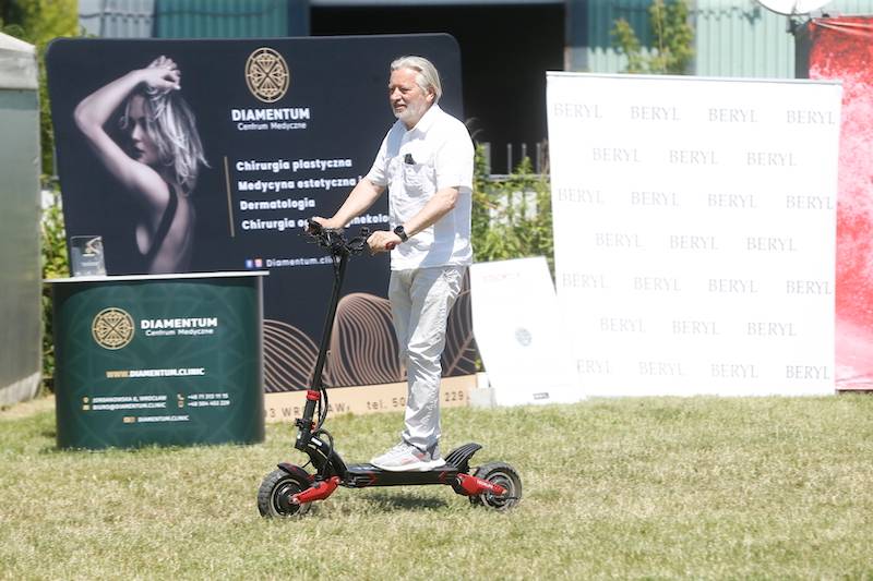 Vip Cross 2022. Mateusz Banasiuk po raz pierwszy na imprezie medialnej z 5-letnim synem