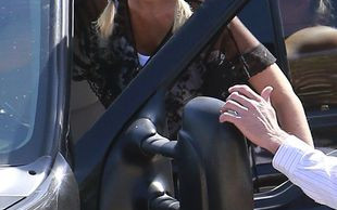 Bardzo szczupła Tori Spelling na placu zabaw z dziećmi FOTO