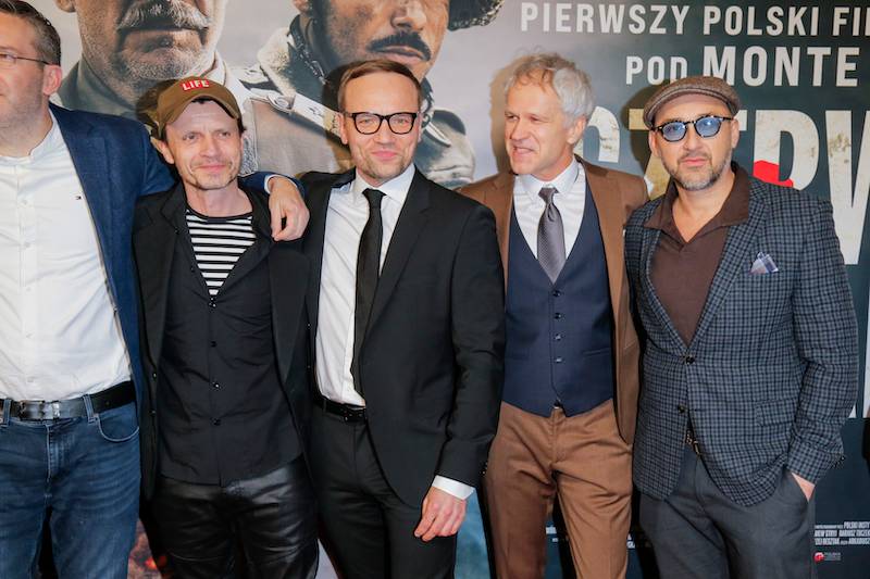 Premiera filmu “Czerwone maki”: Niezadowolona Helena Englert, Boczarska i Banasiuk, Maria Dębska…