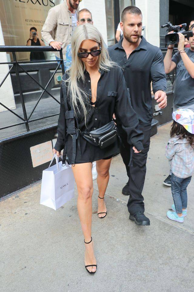 Kim Kardashian z torebka zapinaną w talii