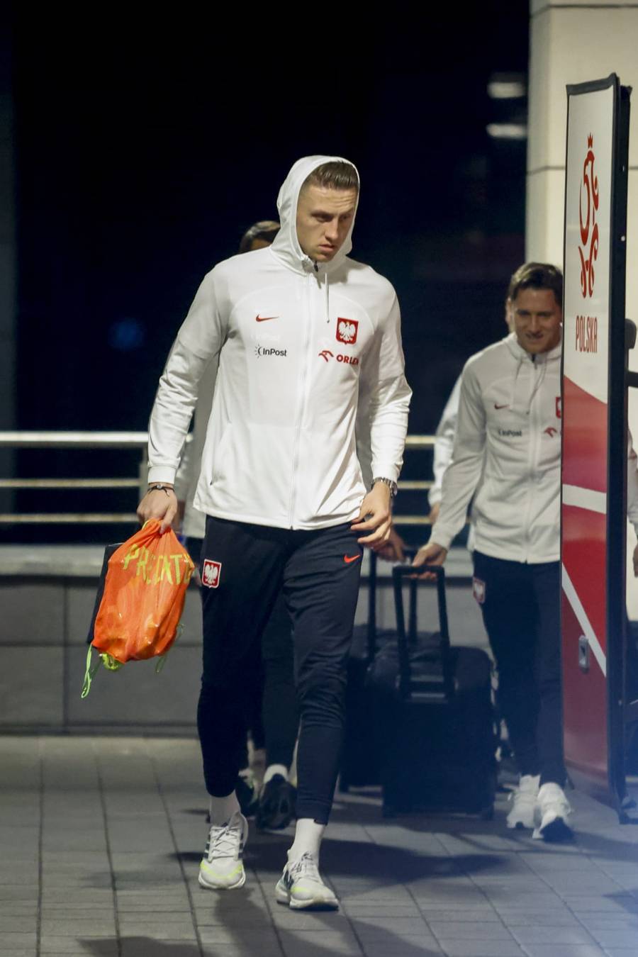 Reprezentacja Polski melduje się na zgrupowaniu kadry. Piłkarze rozdają młodym fanom autografy (FOTO)