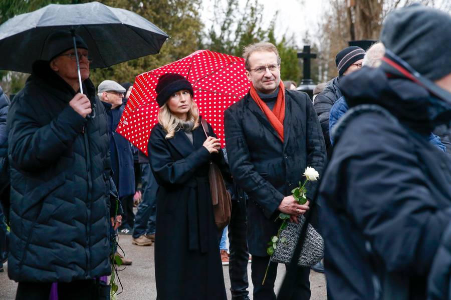 Gwiazdy żegnają Stanisława Tyma: Szymon Majewski, Cezary Żak, Wiktor Zborowski, Janusz Gajos z żoną (ZDJĘCIA)