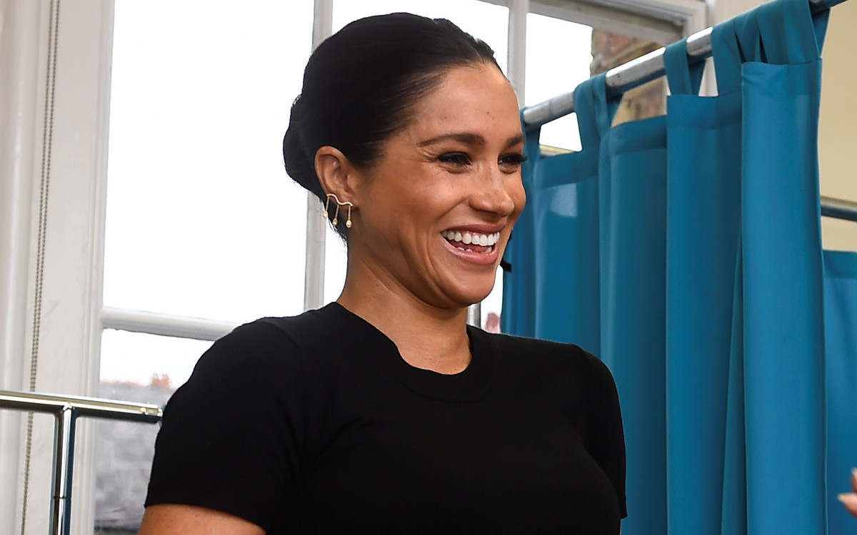 Księżna Meghan w ciążowej sukience i łaciatych szpilkach z wizytą w fundacji