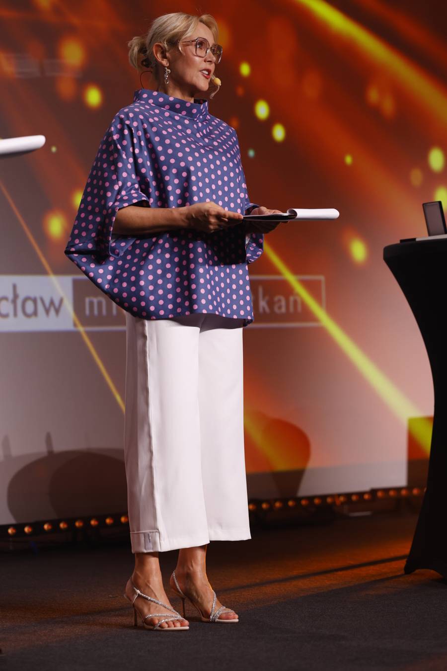Anna Samusionek zachwyca w grochach na festiwalu