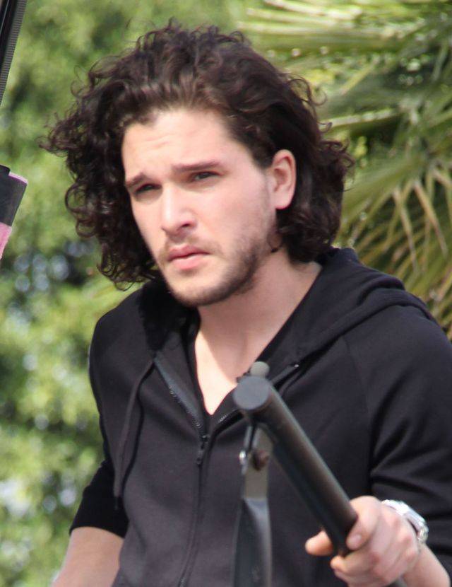Kit Harington na planie show Extra