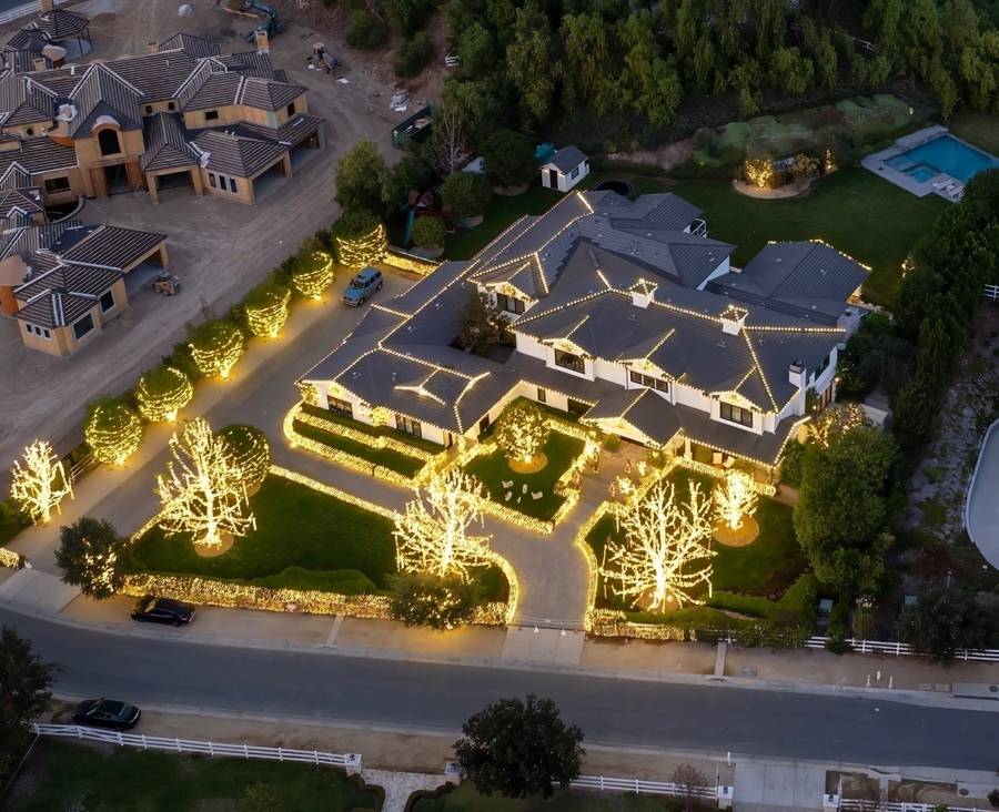 Kardashianki rywalizują o najbardziej olśniewające ozdoby świąteczne. Zobaczcie tylko, jak wyglądają ich domy! (FOTO)