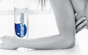 42-letnia Jennifer Aniston topless w reklamie (FOTO)