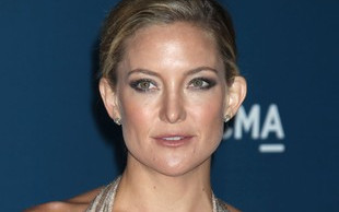 W końcu może nosić wycięte suknie (FOTO)