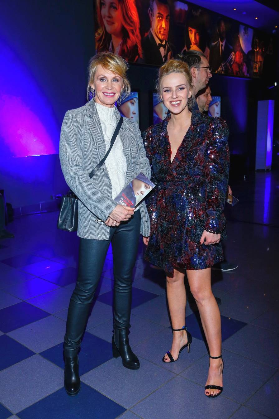 Julia Wieniawa w GARNITURZE, niestarzejąca się Beata Ścibakówna i Katarzyna Wajda pozują na ściance