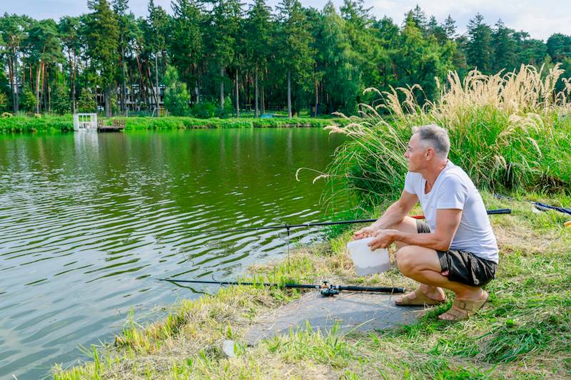 Festiwal wędkarski gwiazd. Jacek Rozenek z ukochaną, dawno niewidziany ksiądz z Plebanii