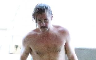 Spocony Colin Farrell bez koszulki wraca z jogi (FOTO)