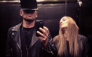 Dawid Woliński pozuje z siostrą w windzie (FOTO)