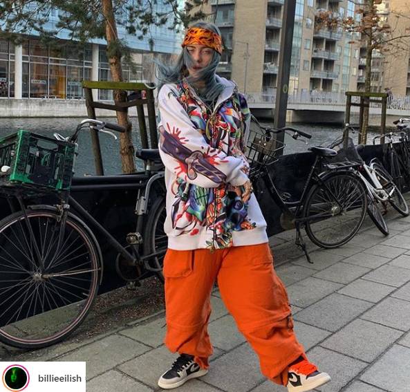 Dlaczego Billie Eilish nosi ZA DUŻE ubrania?