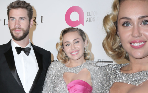 Miley Cyrus na imprezie Eltona Johna pokazała BRZUSZEK (ZDJĘCIA)