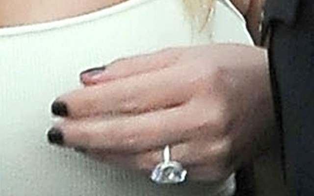 Historia pierścionków zaręczynowych Kim Kardashian