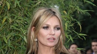 Kate Moss szokuje na okładce magazynu POP (FOTO)