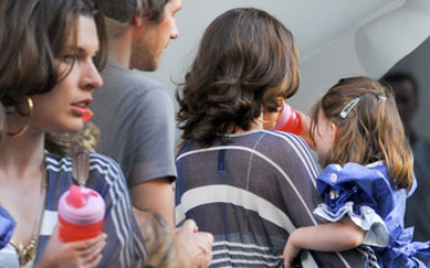 Czy Milla Jovovich niesie lalkę? (FOTO)