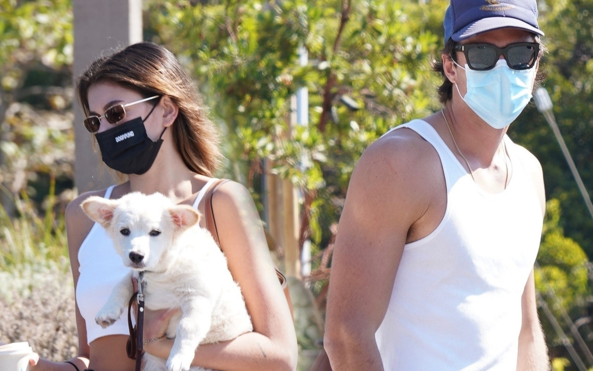 Kaia Gerber na RANDCE z chłopakiem i pieskiem. Te okulary to HIT lat 90. (ZDJĘCIA)