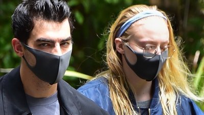 Sophie Turner z mężem spaceruje z ciążowym brzuszkiem. W Polsce stylistycznie wpasowałaby się idealnie