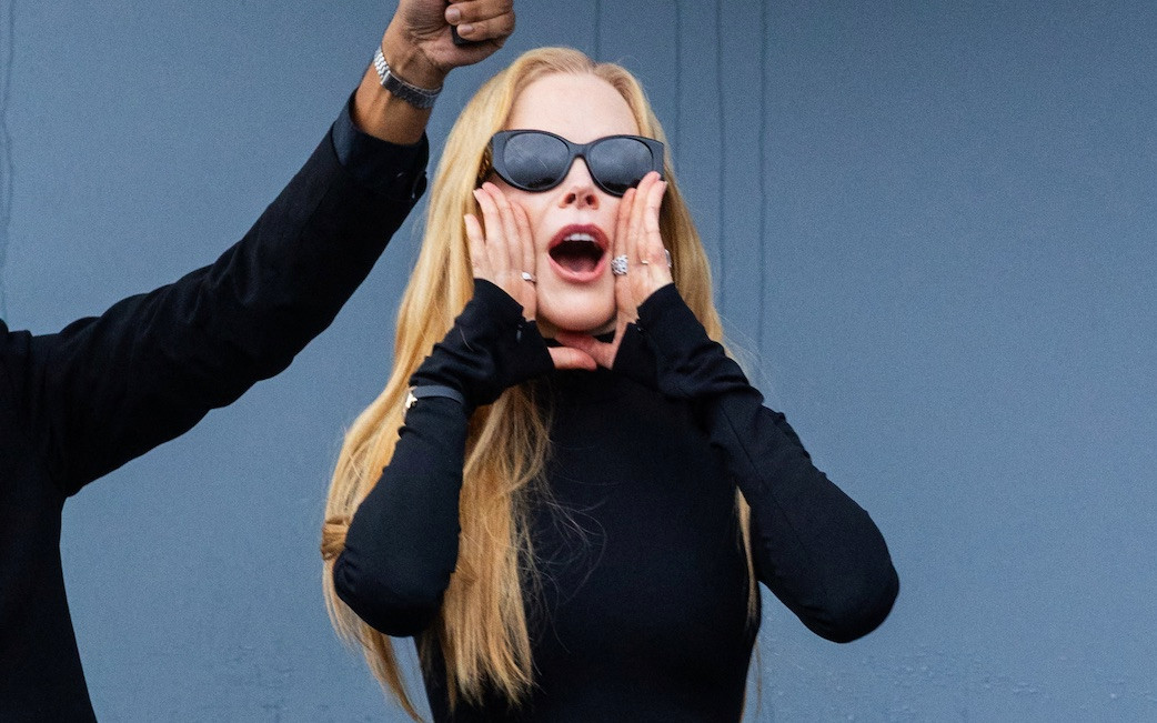 Tłum oszalał, gdy Nicole Kidman pojawiła się na Paris Fashion Week [wideo]