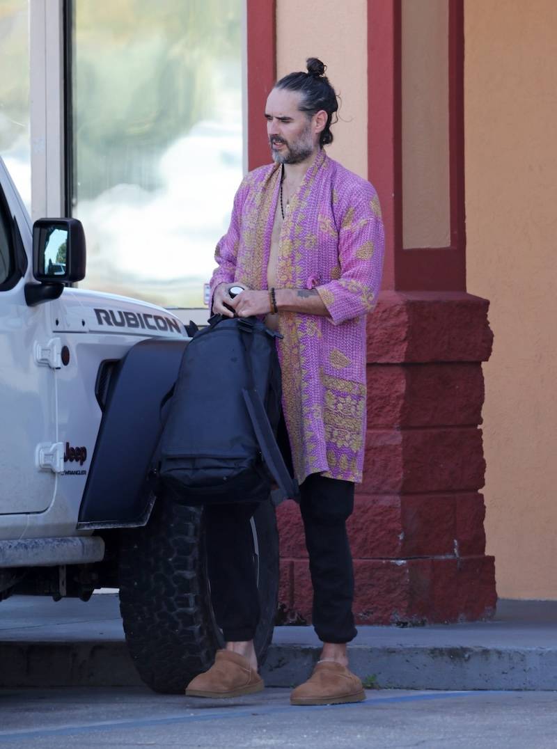 Russell Brand na najnowszych zdjęciach po oskarżeniach o gwałty i napaści seksualne