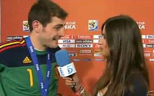 Iker Casillas wycałował reporterkę TV na wizji [VIDEO]