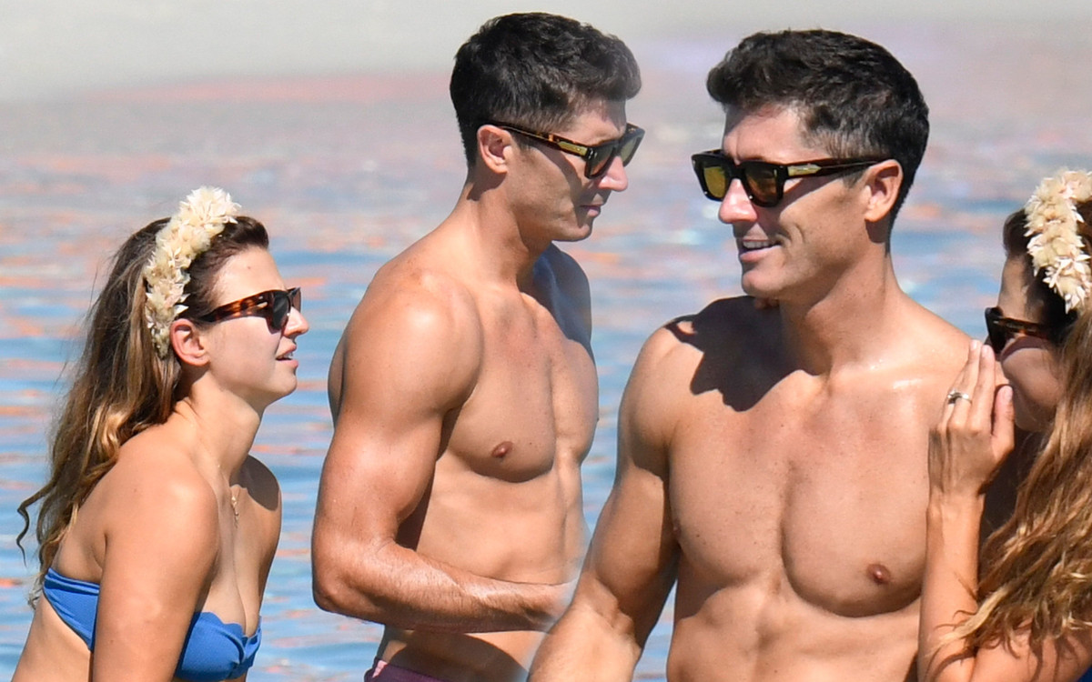 Anna i Robert Lewandowscy pluskają się w morzu na wakacjach (ZDJĘCIA)