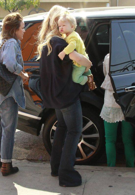 Jessica i Ashlee Simpson na zakupach z dziećmi