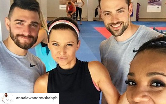 Anna Lewandowska ma nogi jak ten pan obok?