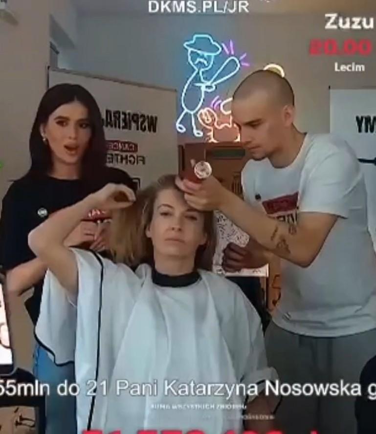 Edyta Pazura ogoliła głowę na streamie Łatwoganga, fot. YouTube