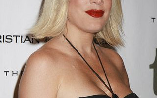 Tori Spelling w czerni i czerwieni (FOTO)