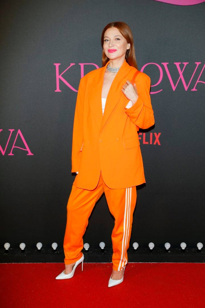 Gwiazdy na premierze serialu Netflixa “Królowa”: Dawno nie widziana Maria Peszek, neonowa Ada Fijał, Paweł Deląg…