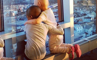 To zdjęcie obiegło świat. Chore dzieci tulą się do siebie