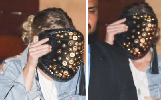 Tak bardzo wstydzi się randek ze swoim chłopakiem? (ZDJĘCIA)