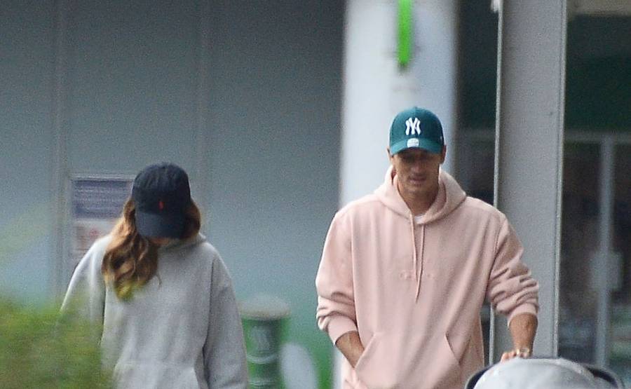 Anna i Robert Lewandowscy na spacerze z dziećmi