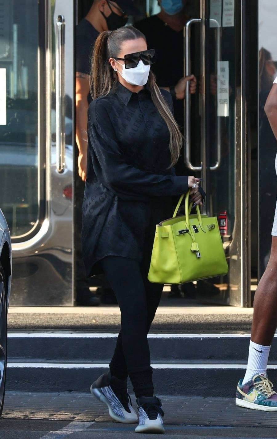 Khloe Kardashian w koszuli Balenciagi