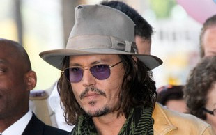 Pijany Johnny Depp zatacza się i upada (VIDEO)